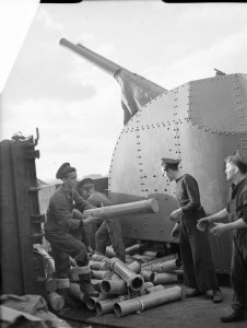 The_Royal_Navy_during_the_Second_World_War_HMS_Glasgow_4-inch_AA_gun_crew_A_21143.jpg