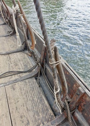 Saga_Oseberg_Details_shroud-pins_or_vantnales_to_secure_the_shrouds_to_the_hull,_gunwale,_oarh...jpg Saga_Oseberg_Details_shroud-pins_or_vantnales_to_secure_the_shrouds_to_the_hull,_gunwale,_oarh...jpg