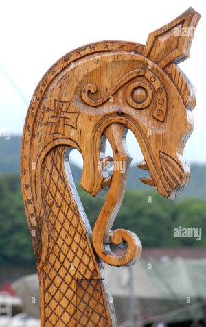 a-beautifully-carved-figure-head-on-a-reconstructed-viking-long-ship-DCA40N.jpg