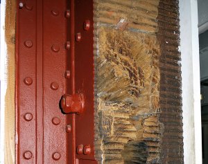 HMS_Warrior_(1860)_bulkhead_armour.jpg