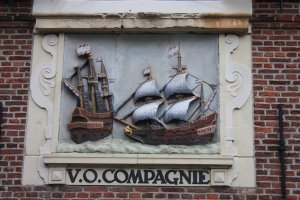 1280px-17th_century_plaque_to_Dutch_East_India_Company_(VOC),_Hoorn.jpg
