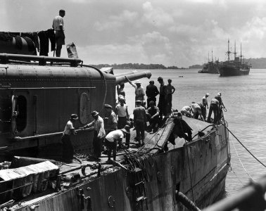 Bomb_damage_to_USS_Marblehead_(CL-12)_following_the_Battle_of_Makassar_Strait,_February_1942_(...jpg