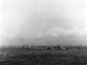 1024px-USS_Walke_(DD-723)_and_USS_Mississippi_(BB-41)_in_Lingayen_Gulf_on_9_January_1945_(80-G...jpg