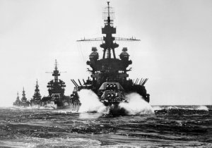 1280px-US_warships_entering_Lingayen_Gulf_1945.jpg