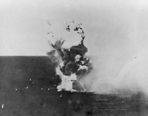 Kamikaze_hits_USS_Columbia_(CL-56)_in_Lingayen_Gulf_on_6_January_1945_(NH_79450).jpg