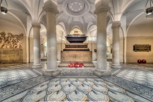 Tomb_of_Horatio_Nelson_on_Saint-Paul_Cathedral.jpg