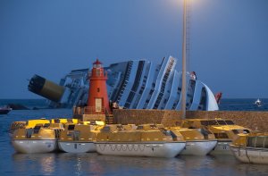 1280px-Collision_of_Costa_Concordia_24.jpg