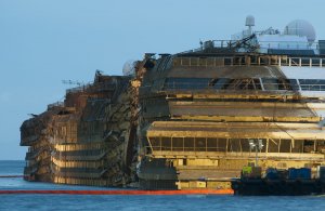 Costa_Concordia_parbuckling_11.jpg