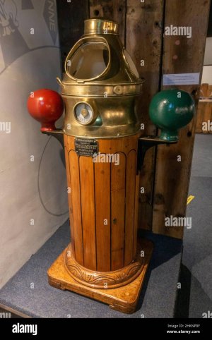 un-binnacolo-a-bussola-tradizionale-in-mostra-nel-grimsby-fishing-heritage-centre-grimsby-regn...jpg