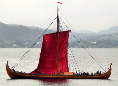 Seilet_heises_ombord_i__Draken_Harald_Hårfagre__ved_Fjellskålnes_i_Osterfjorden_(cropped_2).jpg Seilet_heises_ombord_i__Draken_Harald_Hårfagre__ved_Fjellskålnes_i_Osterfjorden_(cropped_2).jpg