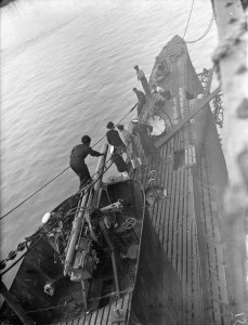 Painting_the_Guns_on_Board_the_Greek_Submarine_Papamicolis,_30_October_To_7_November_1942,_Bei...jpg