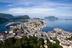 1280px-Ålesund_vom_Berg_Aksla_aus.jpg