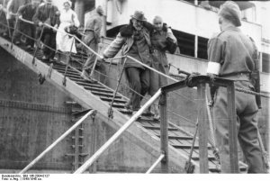 Bundesarchiv_Bild_146-2004-0127,_Ausschiffung_von_Flüchtlingen.jpg