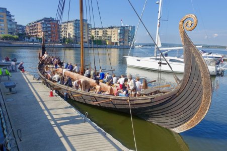 Saga_Oseberg_viking_ship_replica_2012_Tønsberg_Norway_Young_students_oars_mooring_Byfjorden_Ha...jpg
