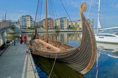Saga_Oseberg_viking_ship_replica_Tønsberg_Norway_Harbour_havn_Brygga_pier_dock_Byfjorden_Kaldn...jpg