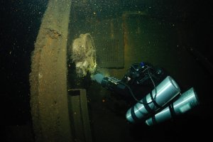 1280px-Engine_order_telgraph_on_wreck_of_SS_Steuben.jpg