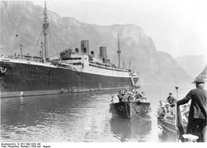 Bundesarchiv_N_1572_Bild-1925-109,_Polarfahrt_mit_Dampfer__München_,_Gutvangen.jpg