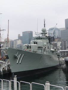 800px-HMAS-Vampire-D11-01.jpg