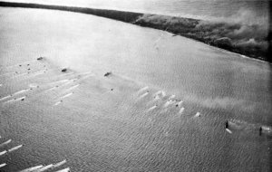 Landing_craft_approaching_Eniwetok_on_19_February_1944.jpg