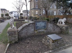 1024px-HMS_Royal_George_memorial,_Ryde,_Isle_of_Wight,_UK.jpg