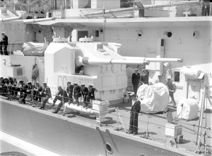 1280px-HMS_King_George_V_secondary_turret_SLV_Green.jpg