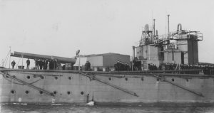HMS_Vanguard_aft_guns_USNHC_NH_52619.jpg
