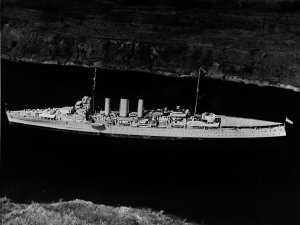 HMAS_Australia_(D84)_on_the_Panama_Canal_in_March_1935.jpg