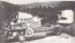 HMS_Hotspur_(1870)_12-inch_gun.jpg