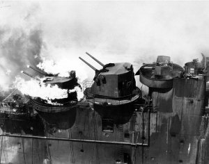 Franklins_aft_twin_turret_burning,_19_March_1945.jpg