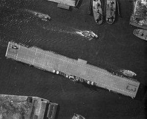 Overhead_view_of_USS_Franklin_(CV-13)_at_Norfolk_1944.jpg