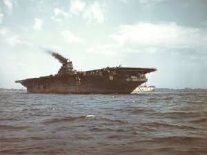 USS_Franklin_(CV-13)_anchored_off_New_York_City_on_28_April_1945_(80-G-K-4771).jpg