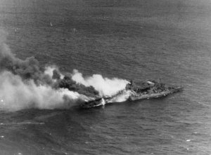 USS_Santa_Fe_(CL-60)_fighting_fires_aboard_the_burning_USS_Franklin_(CV-13)_on_19_March_1945_(...jpg