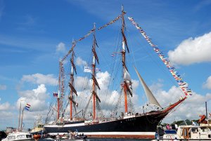 1280px-Amsterdam_Sail_2010_0819_Sedov_01.jpg