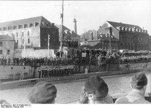 Bundesarchiv_Bild_101II-MW-3983-23,_Lorient,_Einlaufen_von_U-123.jpg