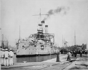 Iowa_(BB4)._Port_bow,_entering_drydock,_09-01-1898_-_NARA_-_535433.tif.jpg