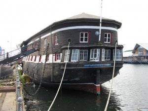 HM_Frigate_Unicorn,_from_the_stern_-_geograph.org.uk_-_1316939.jpg