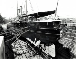 Ship_docked_at_Cockatoo_Island_(6241480023).jpg