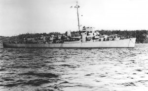 USS_Sanders_(DE-40)_at_anchor_off_the_Puget_Sound_Naval_Shipyard_in_1943.jpg