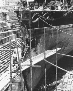 HMS_Camperdown_damaged_bow.jpg