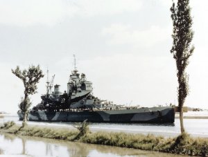 HMS_Howe_(32)_passing_Suez_Canal_1944.jpg