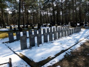 HMS_Hardy_and_HMS_Hunter_graves_at_Håkvik_cemetery,_Narvik.jpg