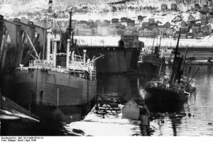 Bundesarchiv_Bild_101II-MW-5618-16,_Narvik,_Hafen,_gesunkene_Schiffe.jpg
