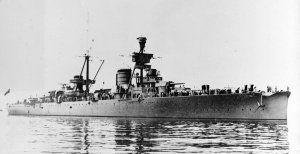 Italian_cruiser_Trieste_NH_86004.jpg