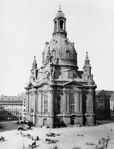 800px-Dresden_Frauenkirche_1880.jpg