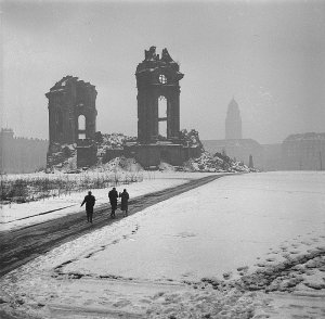 Fotothek_df_ps_0000348_Ruine_der_Frauenkirche_gegen_Rathausturm.jpg