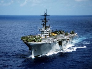 Port_bow_view_of_USS_Iwo_Jima_(LPH-2)_1979.jpg