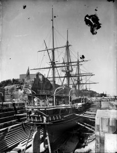 HMS_Curacoa_in_drydock_in_Sydney_Flickr_3112019037_7b8b4f556a_o.jpg