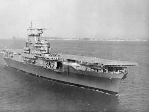 USS_Hornet_(CV-8)_underway_in_Hampton_Roads_on_27_October_1941.jpg