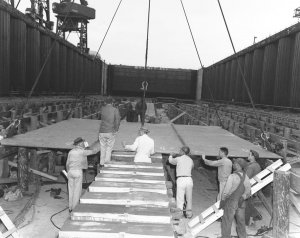 Workmen_lay_the_keel_plate_of_USS_United_States_(CVA-58)_on_18th_April_1948.jpg