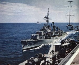 USS_Higbee_(DDR-806)_being_refueled_in_1960.jpg